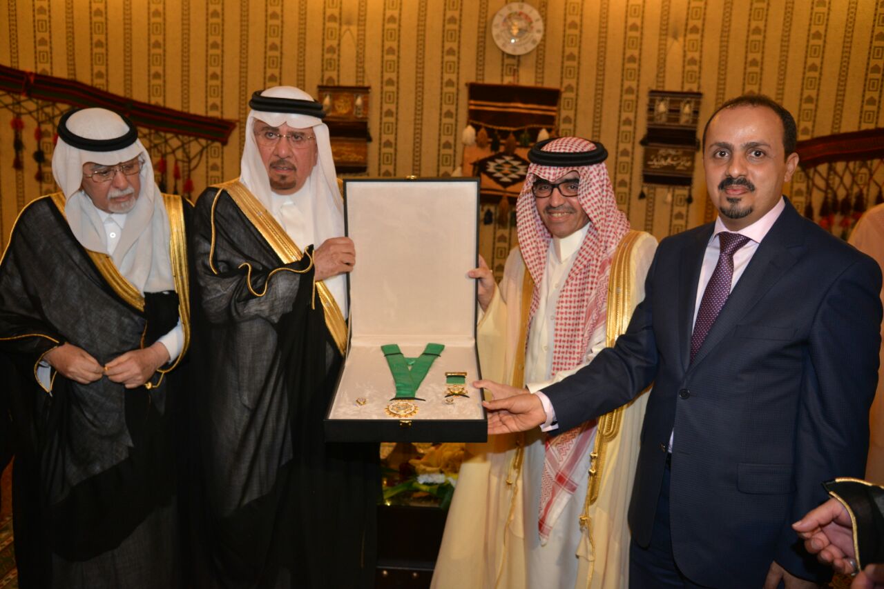 وسام السياحة العربية من الدرجة الاولى لمعالى الدكتور / نذار بن عبيد مدنى - وزير الدولة للشئون الخارجية